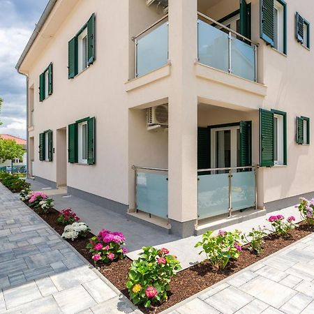 Divine Apartments Baska  Luaran gambar