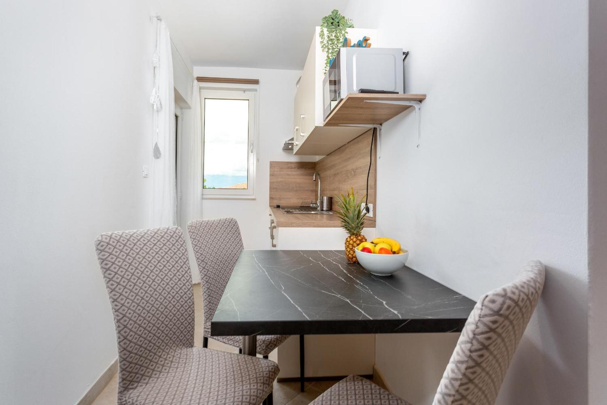 Divine Apartments Baska  Luaran gambar